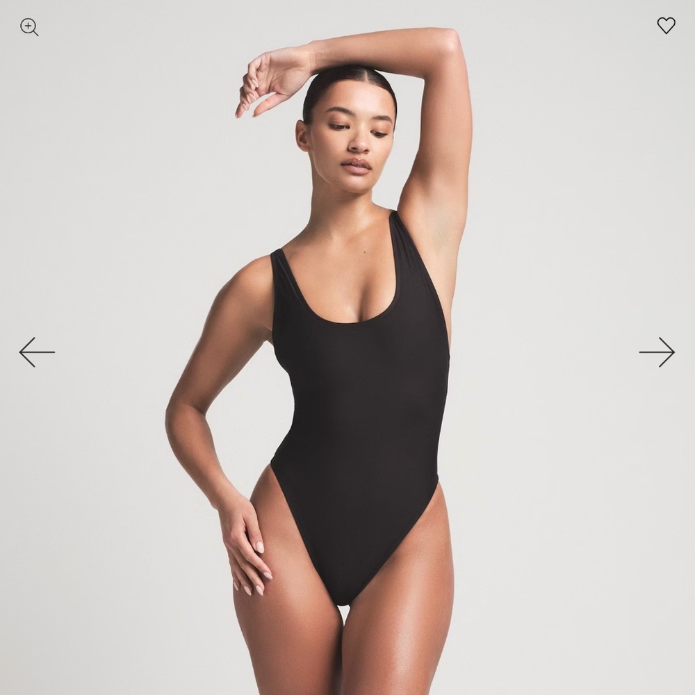 skims SCOOP NECK ONE PIECE